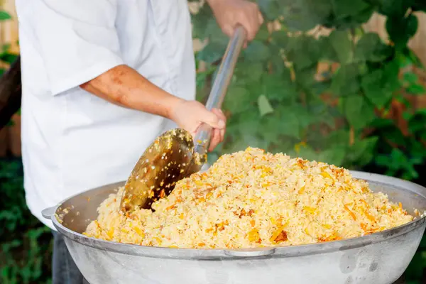 Özbekistan 'ın Taşkent kentindeki bir restoranda geleneksel Özbekçe konuşmaları hazırlayan bir erkek şef görülüyor. Yüksek kalite fotoğraf