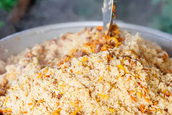 Sokak yemeği festivalinde açık havada yanan bir kazanda lezzetli pilav. Yüksek kalite fotoğraf