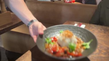 Restoranda çok uluslu bir çifte yemek servisi yapan bir garson. Yüksek kaliteli FullHD görüntüler