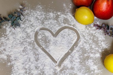 Dağınık beyaz un üzerine boyanmış kalp unu. Yüksek kalite fotoğraf