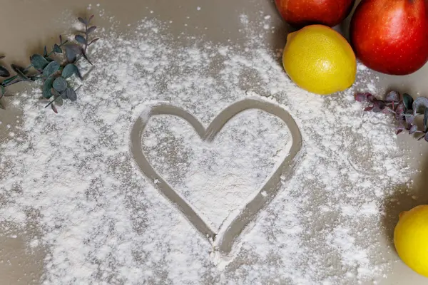 Dağınık beyaz un üzerine boyanmış kalp unu. Yüksek kalite fotoğraf
