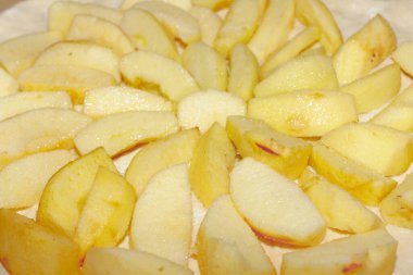 Elmalar kesilmiş ve ev yapımı elmalı turta ayarlanmış. Yüksek kalite fotoğraf