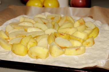 Elmalar kesilmiş ve ev yapımı elmalı turta kabuğuna konmuş. Yüksek kalite fotoğraf