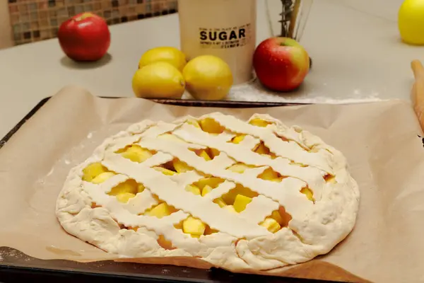 Ev yapımı elmalı turta, fırına atılmaya hazır. Yüksek kalite fotoğraf