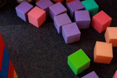 Siyah arka planda izole edilmiş çok renkli küpler. Yüksek kalite fotoğraf