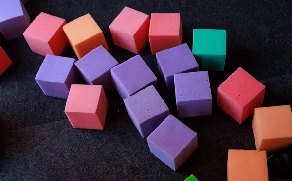 Siyah arka planda izole edilmiş çok renkli küpler. Yüksek kalite fotoğraf