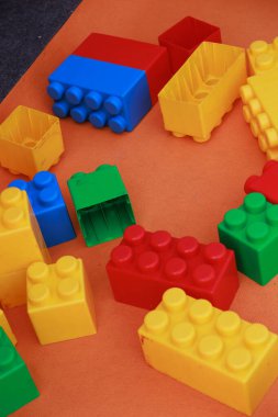 Oyuncak renkli plastik bloklar, renkli arka planda izole edilmiş. Yüksek kalite fotoğraf