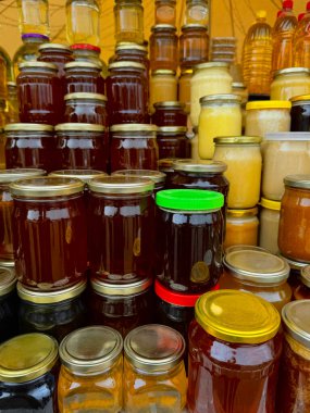 Bal deposu tezgahı farklı renklerde bal kavanozlarıyla dolu. Kopya alanı da maket için. Yüksek kalite fotoğraf