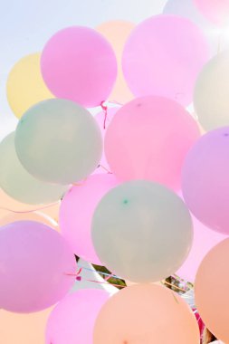 Pastel parti balonları havada süzülüyor. Yüksek kalite fotoğraf