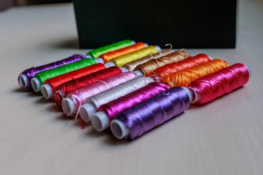 Nakış ve işçilik için kullanılan ipek iplik rulolarının farklı renkleri. Yüksek kalite fotoğraf
