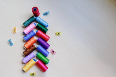 Çok renkli iplik makaralarından yapılmış Noel ağacı. Noel konsepti. Yüksek kalite fotoğraf