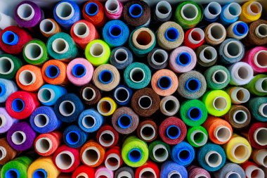 Yakın plan dikmek için çok renkli iplik makaraları seti. Yüksek kalite fotoğraf