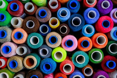 Yakın plan dikmek için çok renkli iplik makaraları seti. Yüksek kalite fotoğraf