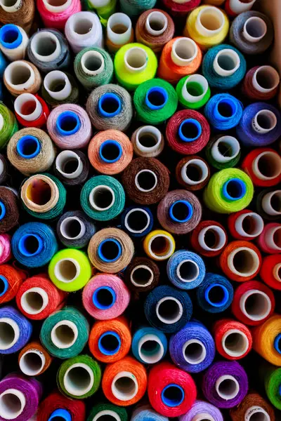 Yakın plan dikmek için çok renkli iplik makaraları seti. Yüksek kalite fotoğraf