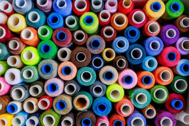 Yakın plan dikmek için çok renkli iplik makaraları seti. Yüksek kalite fotoğraf