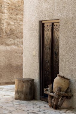 1 Nisan 2024 Dubai, BAE. Dubai sokaklarından birinde, yerel renkte antik bir ahşap kapı. Yüksek kalite fotoğraf