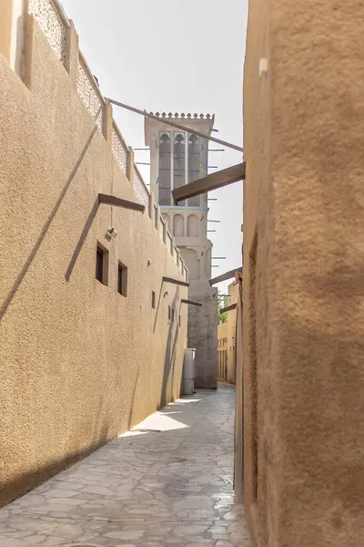 1 Nisan 2024 Dubai, BAE. Dubai sokakları, sakin ve sakin bir cadde. Yüksek kalite fotoğraf