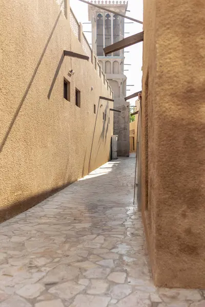 1 Nisan 2024 Dubai, BAE. Dubai sokakları, sakin ve sakin bir cadde. Yüksek kalite fotoğraf