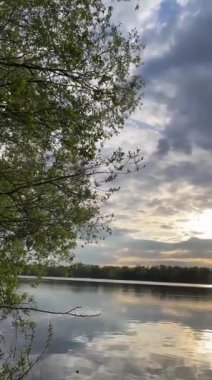 Gölde gün batımı renkli gökyüzü aynaya benzeyen su yüzeyinden yansıyor. Yüksek kaliteli HD görüntüler