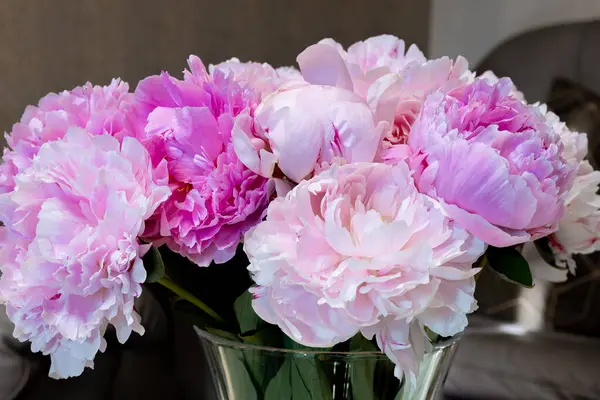 Taze pembe şakayık ve güller. Kart kavramı, pastel renkler, resmi kapat. Yüksek kalite fotoğraf