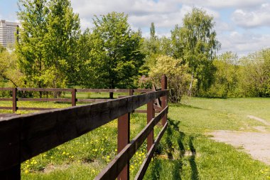 Köy çitlerinin kenarı ve etkileyici doğa. Yüksek kalite fotoğraf