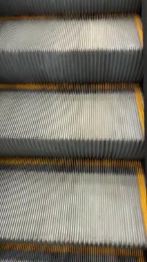 Bakış açısına göre yürüyen merdivenin boş basamaklarını kapat. Yüksek kaliteli FullHD görüntüler