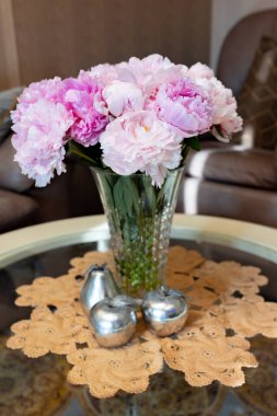 Süslü gümüş meyveli cam vazodaki güzel şakayıklar. Yüksek kalite fotoğraf