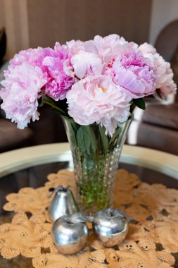 Süslü gümüş meyveli cam vazodaki güzel şakayıklar. Yüksek kalite fotoğraf