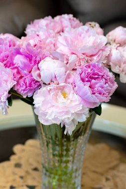 Masadaki cam vazodaki güzel şakayıklar. Yüksek kalite fotoğraf