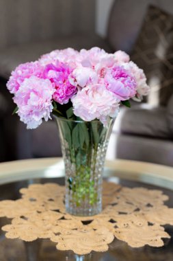 Masadaki cam vazodaki güzel şakayıklar. Yüksek kalite fotoğraf