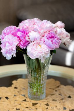 Masadaki cam vazodaki güzel şakayıklar. Yüksek kalite fotoğraf