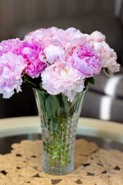 Masadaki cam vazodaki güzel şakayıklar. Yüksek kalite fotoğraf