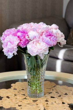 Masadaki cam vazodaki güzel şakayıklar. Yüksek kalite fotoğraf