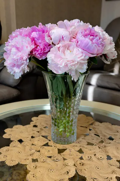 Masadaki cam vazodaki güzel şakayıklar. Yüksek kalite fotoğraf