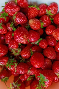 Beyaz bir kasede taze çilek. Mevsimlik meyveler. Yüksek kalite fotoğraf