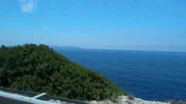 Kapatas, Türkiye, 10 Temmuz 2025: Akdeniz kıyısında bir yılan yolu. Otobüs penceresinden bak. Yüksek kaliteli HD görüntüler