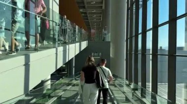 Dalaman Havalimanı, Türkiye. 12 Temmuz 2025. Bir erkek ve bir kız biniş yolunda yürüyorlar. Yüksek kaliteli FullHD görüntüler