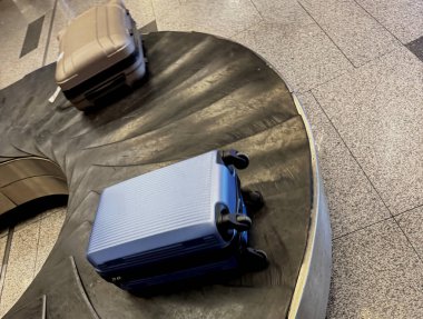 Bagajdaki bavul, Rusya 'daki Sheremetyevo Terminali' ne gelip onu alacak yolcuyu bekliyor. Yüksek kalite fotoğraf