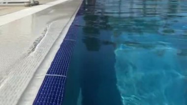 Yüzme havuzunun kenarında kimse yok. Seyahat konsepti. Yüksek kaliteli FullHD görüntüler