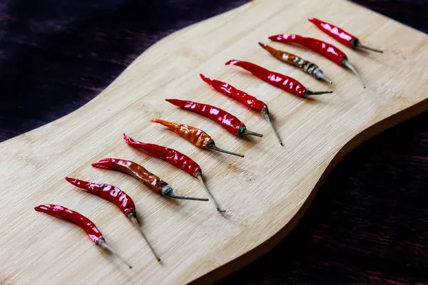 Ahşap arka planda kurutulmuş kırmızı biber. Yüksek kalite fotoğraf