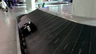 Türkiye 'nin Dalaman havaalanındaki bagaj teslim alanından hareket eden bir bavullu bagaj atlıkarıncasını taşıyor. Yüksek kaliteli FullHD görüntüler