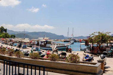 Kas, Türkiye - 10 Temmuz 2025: Türkiye 'nin Kas kentinde yürüyüş için bir turist reklamı ile liman manzarası. Yüksek kalite fotoğraf