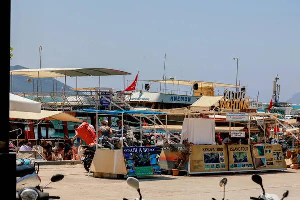 Kas, Türkiye - 10 Temmuz 2025: Türkiye 'nin Kas kentinde yürüyüş için bir turist reklamı ile liman manzarası. Yüksek kalite fotoğraf