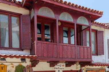 Eski renkli sokak manzarası. Türkiye 'nin Kas kentinde ahşap balkonları ve pembe çiçekleri olan beyaz evler. Yüksek kalite fotoğraf