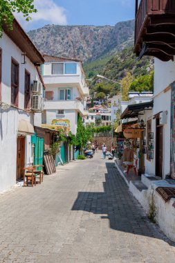  Kas, Türkiye - 10 Temmuz 2025: Turistler çok sayıda dükkan ve kafe ile çevrili Kas kentindeki bir yaya caddesinde yürüyüp fotoğraf çekiyorlar. Yüksek kalite fotoğraf