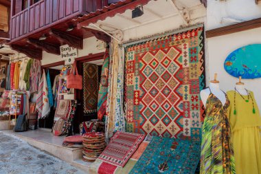 Kas, Türkiye - 10 Temmuz 2025: Kas caddesinde inanılmaz çeşitliliğe ve renge sahip yerel bir Türk halı dükkanı. Yüksek kalite fotoğraf