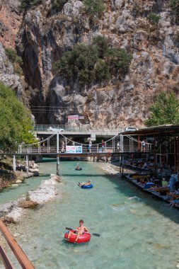 Türkiye 'nin Kas kenti yakınlarındaki Kanyon' da bir dağ nehrinde şişme halkada rafting. Yüksek kalite fotoğraf
