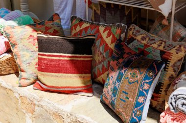Kas, Türkiye - 10 Temmuz 2025: Renkli Türk yastıkları ve geleneksel desenler ve işçilik sergiliyor. Yüksek kalite fotoğraf
