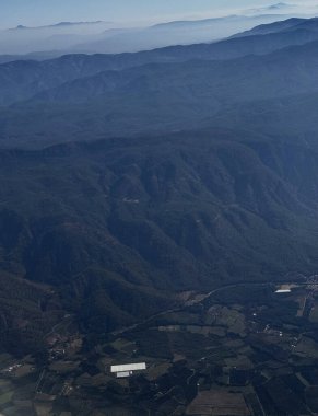Türkiye 'nin Dalaman kentinin etrafındaki uçak penceresinden görüntü. Türkiye 'nin orman manzarası. Yerel peyzajın lombozundan görüntü. Yüksek kalite fotoğraf
