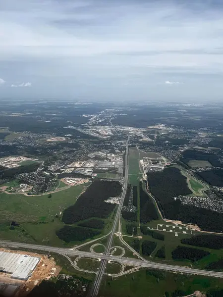 Moskova, Rusya 'nın kenar mahallelerindeki uçak penceresinden bakın. Yerel peyzajın lombozundan görüntü. Yüksek kalite fotoğraf